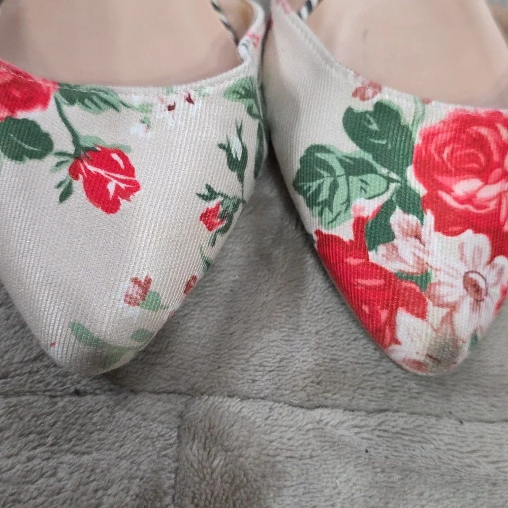 Wild Diva Lounge Womens Slip-On Flats Shoes‎ Cream W/Roses Sz 9 EUC
